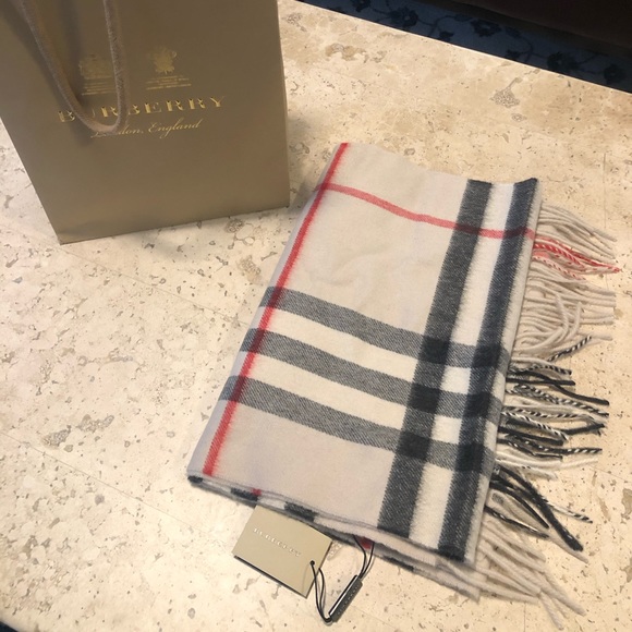 ❌SOLD❌NWT Authentic Burberry Cashmere Scarf - Picture 6 of 7